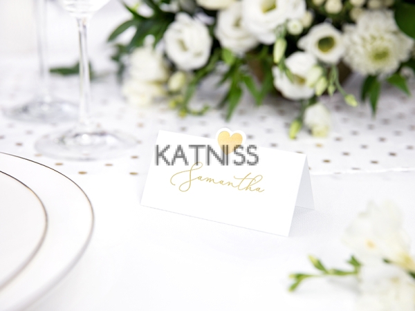 Бели табели за маса със златисто сърце