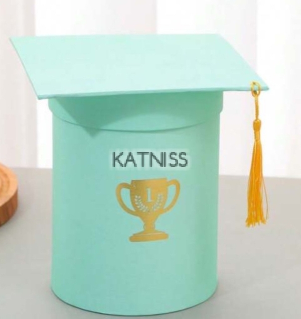 Светло зелена кутия за абитуриентски бал с купа