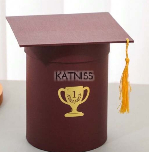 Тъмно червена кутия за абитуриентски бал с купа