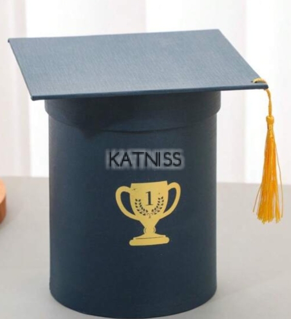 Тъмна синя кутия за абитуриентски бал с купа