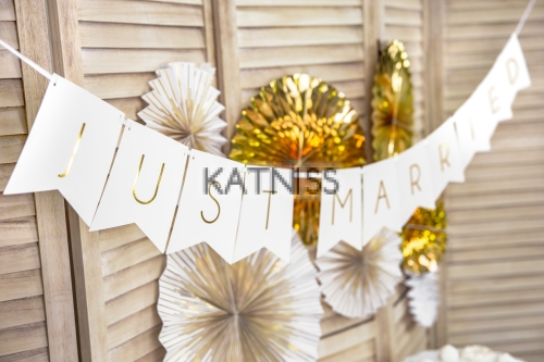 Банер "Just Married" - бял със златист надпис - 15х155 см / White Banner "Just Married" With Gold Label - 15x155 cm