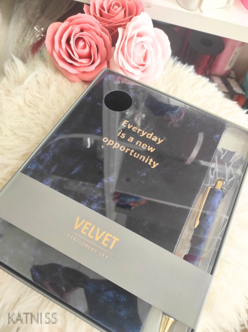 Комплкет, съдържащ кадифени тефтер и химикал / Velvet Notebook With Pen