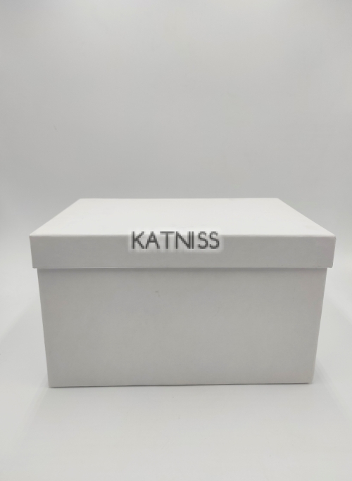 Бяла подаръчна кутия - 18х25х15 см / White present box - 18x25x15 cm