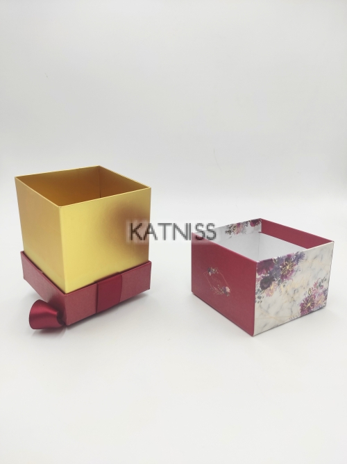 Квадратна подаръчна кутия с панделка / Square present box with ribbon