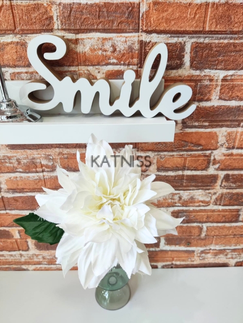 Бяла изкуствена хризантема / White artificial chrysanthemum