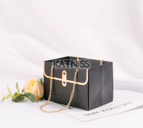 Черна подаръчна торбичка със златна верижка
