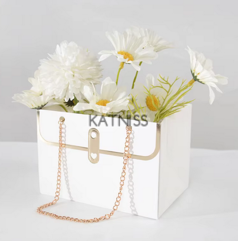 Бяла подаръчна торбичка със златна верижка