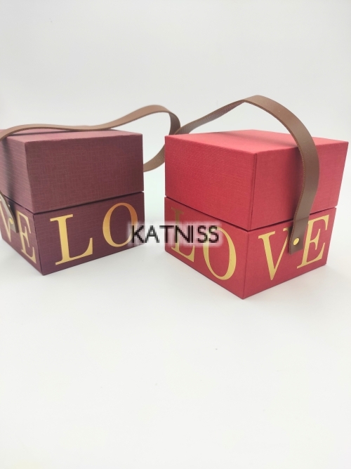 КУТИЯ КВАДРАТ ТЪМНО ЧЕРВЕНО И ЯРКО ЧЕРВЕНО С КОЖЕНА ДРЪЖКА LOVE СЪС ЗЛАТИСТИ БУКВИ 