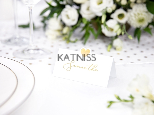 Бели табели за маса със златисто сърце